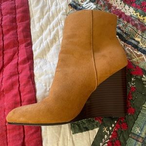 Cute brown suede size 7 women’s boots.